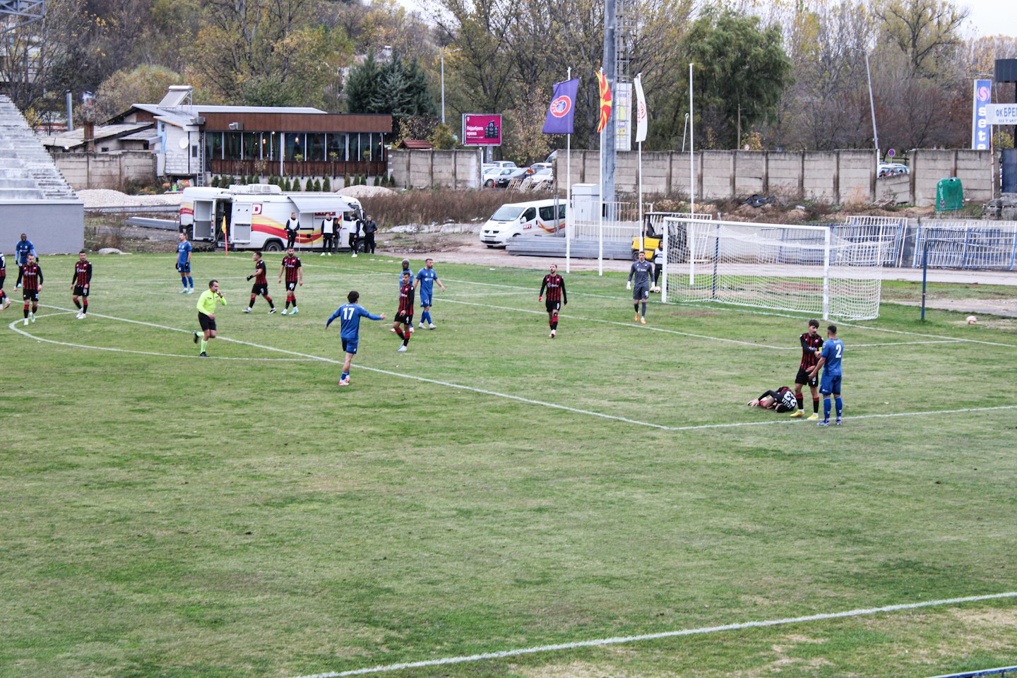 Fußballspieler kämpfen während eines Profispiels auf dem Feld.