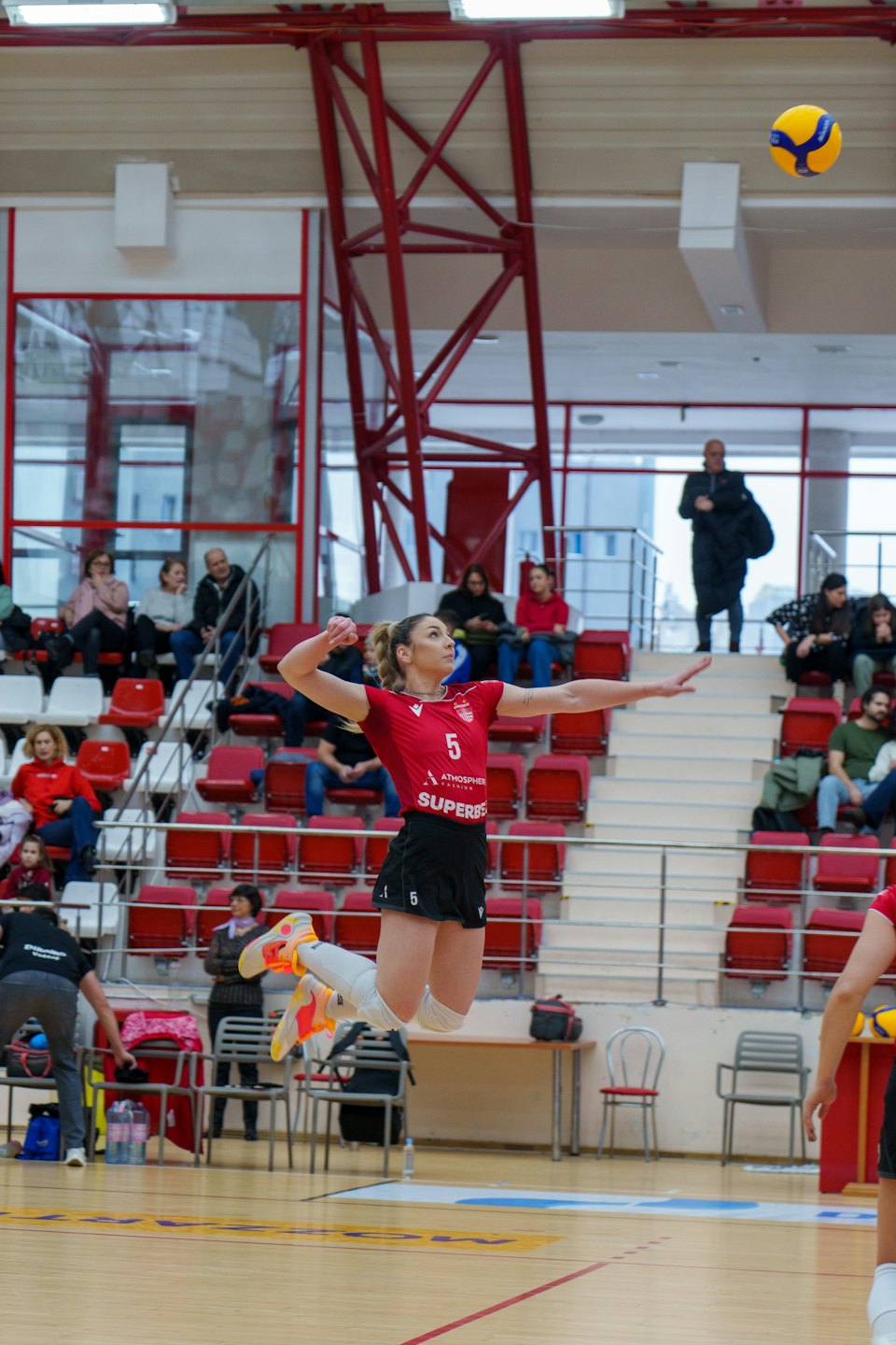 Ein Volleyballspieler springt, um einen Ball während eines Spiels zu schlagen.